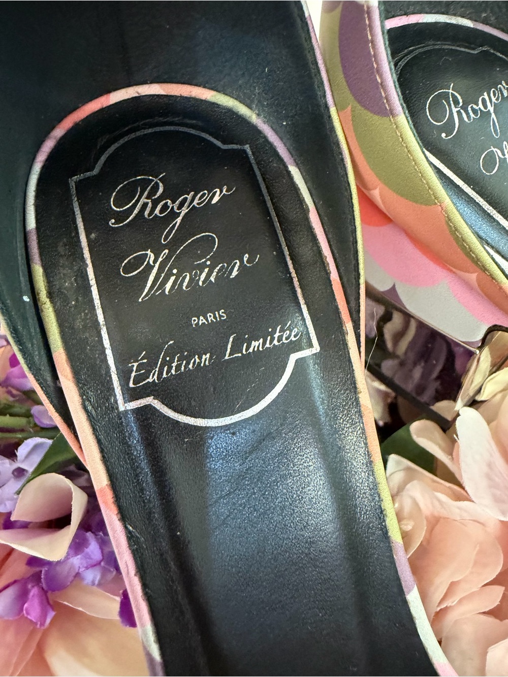 Limited edition Roger Vivier Pastel Scallop Ankle-Strap Sandals - Picture 4 of 6